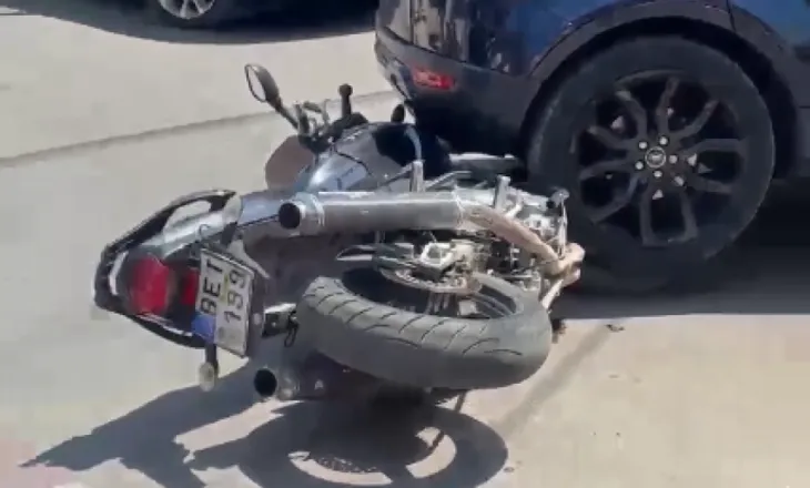 Aksident në qendër të Sarandës, motori përplaset me makinën