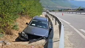 Aksident në Rrugën e Kombit, automjeti del nga rruga dhe përfundon në kanal, shoferi dërgohet me urgjencë në spital