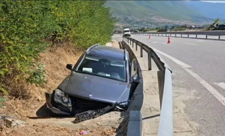 Aksident në Rrugën e Kombit, automjeti del nga rruga dhe përfundon në kanal, shoferi dërgohet me urgjencë në spital