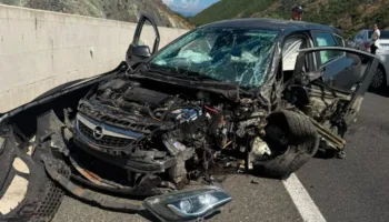 Aksident në Rrugën e Kombit, përplasen dy automjete, një i lënduar niset në spital