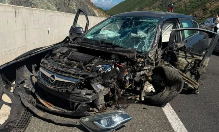 Aksident në Rrugën e Kombit, përplasen dy automjete, një i lënduar niset në spital