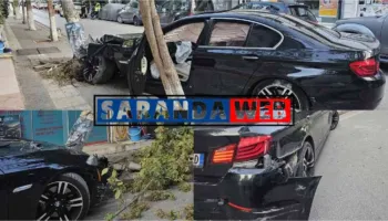 Aksident në Sarandë/ Automjeti humb kontrollin, përplaset me kazanët dhe ndalet nga dy pemë