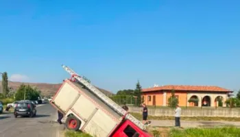 Aksident në Vaun e Dejës, zjarrfikësja përfundon në kanal, nuk raportohen të lënduar