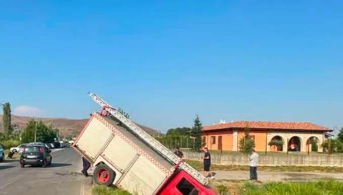 Aksident në Vaun e Dejës, zjarrfikësja përfundon në kanal, nuk raportohen të lënduar