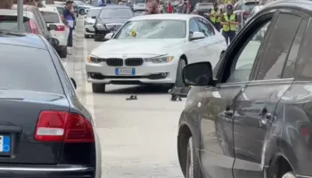 Aksident në Vlorë/ Automjeti përplas një monopatinë, plagoset rëndë drejtuesi i mjetit elektrik