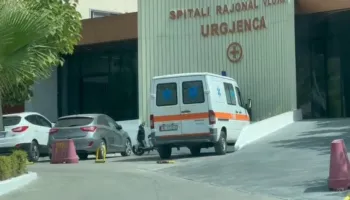 Aksident në Vlorë-Orikum, makina përplas këmbësoren që mbante foshnjën 3-muajshe
