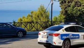 Aksident pranë “Vilës së Zogut” në Durrës, makina del nga rruga dhe përfundon në humnerë