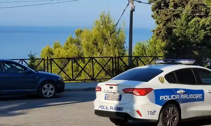 Aksident pranë “Vilës së Zogut” në Durrës, makina del nga rruga dhe përfundon në humnerë