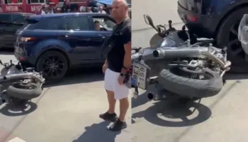 Aksident që mund të kishte përfunduar në tragjedi, motori futet poshtë makinës