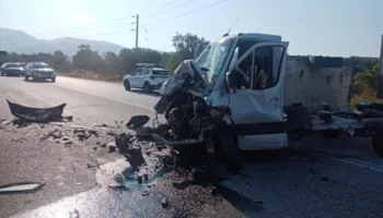 Aksident tragjik në Greqi! Makina përplaset me kamionin, humbin jetën nënë e bir nga Shqipëria