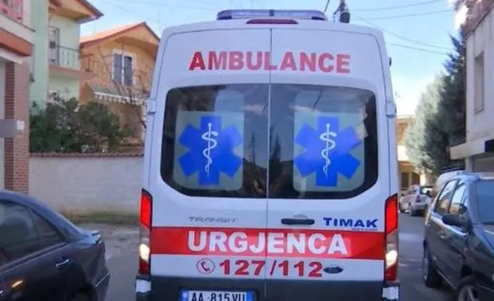 Aksident tragjik në Ksamil, 20-vjeçari humb jetën pas përplasjes me furgon
