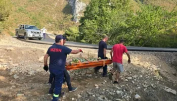 Aksident tragjik në Mirditë! Makina del nga rruga dhe përfundon në greminë, 1 viktimë dhe 2 të plagosur