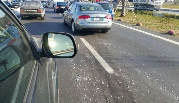 Aksident zinxhir në autostradën Durrës-Tiranë, përplasen 7 automjete 