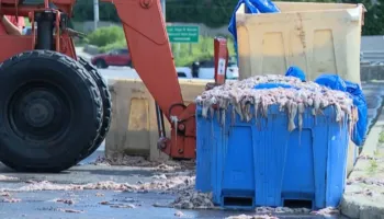 Aksidenti i pazakontë që shkaktoi kaos në qytet, mbi 20 tonë kallamarë derdhen në rrugë (VIDEO)