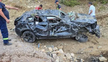 Aksidenti në Mirditë/ Ja makina që ra në greminë! Identifikohen tre të rinjtë, 1 i vdekur, 2 rëndë
