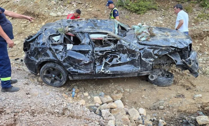 Aksidenti në Mirditë/ Ja makina që ra në greminë! Identifikohen tre të rinjtë, 1 i vdekur, 2 rëndë