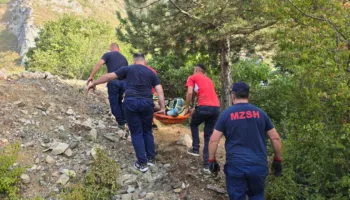 Aksidenti tragjik në Mirditë, në makinë tre të rinj, viktimë një 20-vjeçar! Të plagosurit nisen drejt Traumës me helikopter