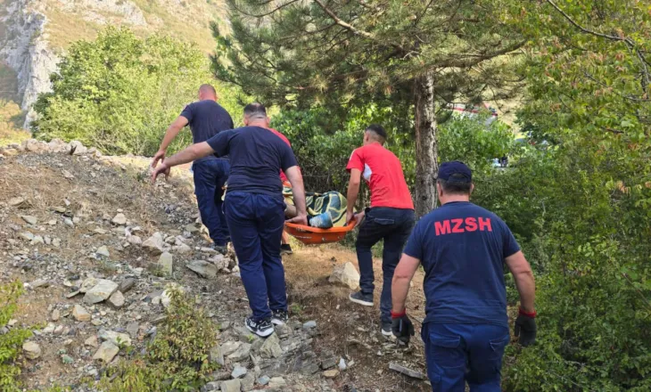 Aksidenti tragjik në Mirditë, në makinë tre të rinj, viktimë një 20-vjeçar! Të plagosurit nisen drejt Traumës me helikopter
