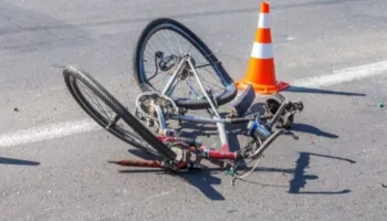 Aksidenti tragjik në Vlorë/ 78-vjeçari me biçikletë përplaset nga makina, ndërron jetë në spital