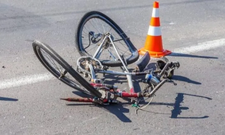 Aksidenti tragjik në Vlorë/ 78-vjeçari me biçikletë përplaset nga makina, ndërron jetë në spital
