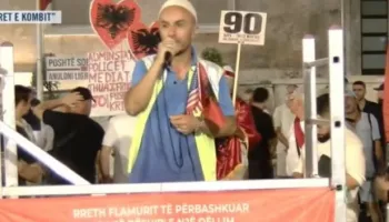 Aktivisti Arben Kola: Policia ka ndaluar një qytetar që kishte vezë dhe domate, qeverisë i ka hyrë frika