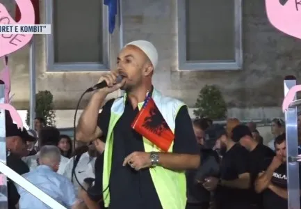 Aktivisti Arben Kola: Tradhtarët ndiqini me vezë e domate, mundësisht edhe me bajga lopësh