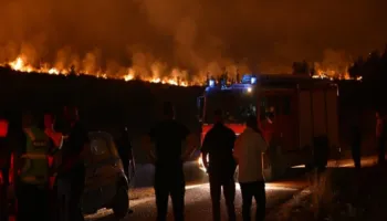 ALARM MBI DUKAT/ Zjarri del jashtë kontrollit, dy avionë në betejë me flakët
