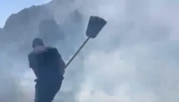 Alarm në Pukë! Zjarri në Gojan i afrohet banesave, flakët favorizohen nga era e fortë