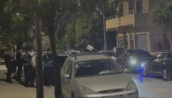 Alarm për lëndë plasëse në një furgon në Vlorë, policia në vendngjarje