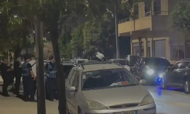 Alarm për lëndë plasëse në një furgon në Vlorë, policia në vendngjarje