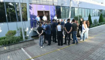 “Albin Kurti ndaleni bllokadën”, PDK-ja vazhdon protestën para Qeverisë