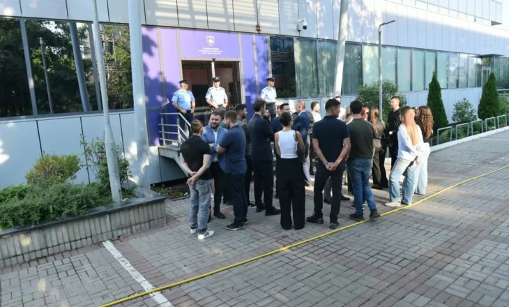 “Albin Kurti ndaleni bllokadën”, PDK-ja vazhdon protestën para Qeverisë