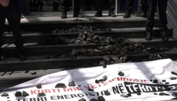 Aleanca i “hedh qymyr” qeverisë, partia e Haradinajt akuzon Albin Kurtin për terr energjetik