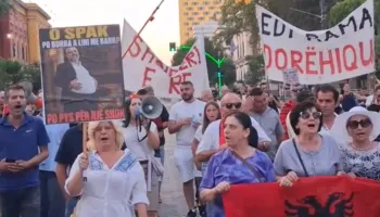 Aludimet për shtatzëninë e Ballukut/ Ironia therëse nga protesta me foton e Ramës: O SPAK, po burra a lini me barrë?