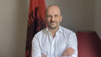 Ambasadori shqiptar në Britani ngre alarmin: Emigrantët po përdoren politikisht