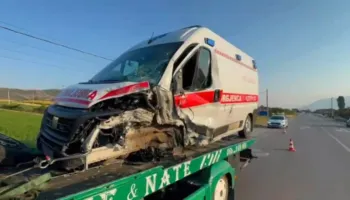 Ambulanca përplaset me makinën në Maliq, plagoset një person