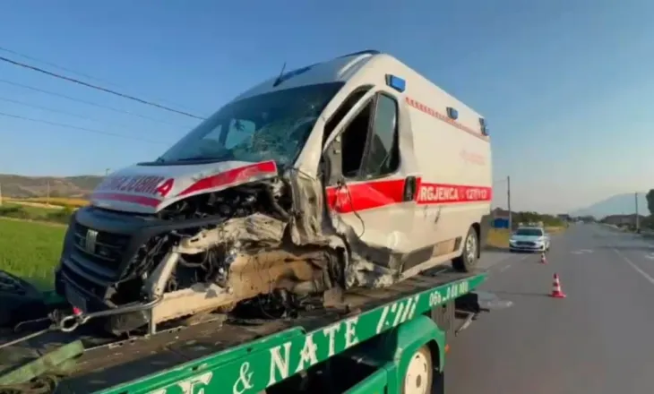 Ambulanca përplaset me makinën në Maliq, plagoset një person