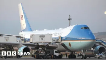 Anëtarë të kabinetit të Trumpit mbetën në avion mashtrues pas largimit të fshehtë të presidentit