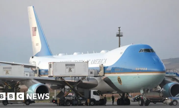 Anëtarë të kabinetit të Trumpit mbetën në avion mashtrues pas largimit të fshehtë të presidentit
