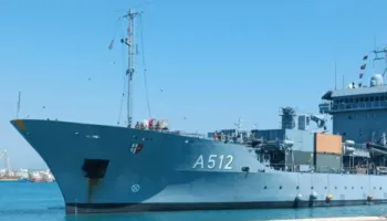 Anija ushtarake gjermane “MOSEL” ankorohet në Durrës, bashkëpunim me marinën shqiptare! Mbi 100 metra e gjatë, ja funksionet e saj