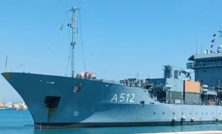 Anija ushtarake gjermane “MOSEL” ankorohet në Durrës, bashkëpunim me marinën shqiptare! Mbi 100 metra e gjatë, ja funksionet e saj