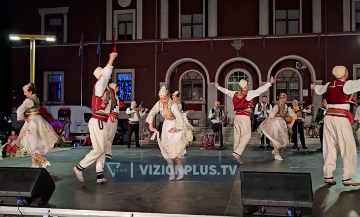 Ansambli koncert në Durrës, artistët tur veror në qytete të ndryshme të vendit