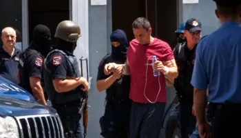 Ardian Çapja nuk lejohet të marrë pjesë në varrimin e nënës