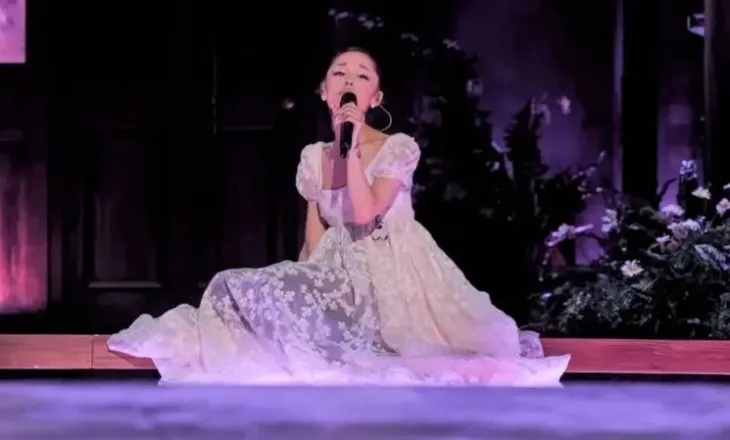 Ariana Grande rikthehet në skenën britanike me “Eternal Sunshine”, një koncert mes emocioneve dhe fuqisë vokale