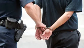 “Arrest shtëpie”, por në rrugë/ 13 vjedhje të dyshuara në dy raste – kush i kontrollon?