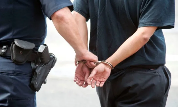 “Arrest shtëpie”, por në rrugë/ 13 vjedhje të dyshuara në dy raste – kush i kontrollon?