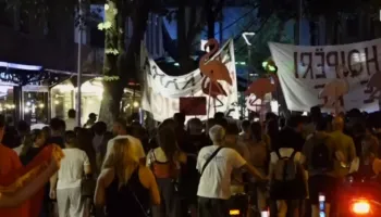 Arrestimi i Agasit, “flamingot” në një linjë me Berishën, protestojnë para Policisë së Tiranës