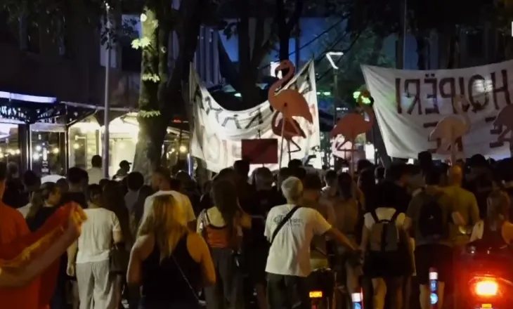 Arrestimi i Agasit, “flamingot” në një linjë me Berishën, protestojnë para Policisë së Tiranës