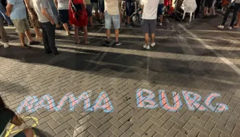 Arresto Ballukun”/ Pas fjalimeve te Kryeministria, protestuesit nisin marshimin në rrugët e Tiranës: Rama Burg!