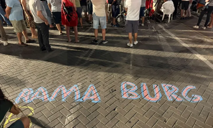 Arresto Ballukun”/ Pas fjalimeve te Kryeministria, protestuesit nisin marshimin në rrugët e Tiranës: Rama Burg!